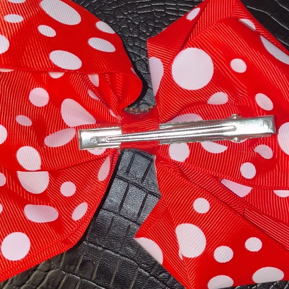 Cute red polkadot bow!‎